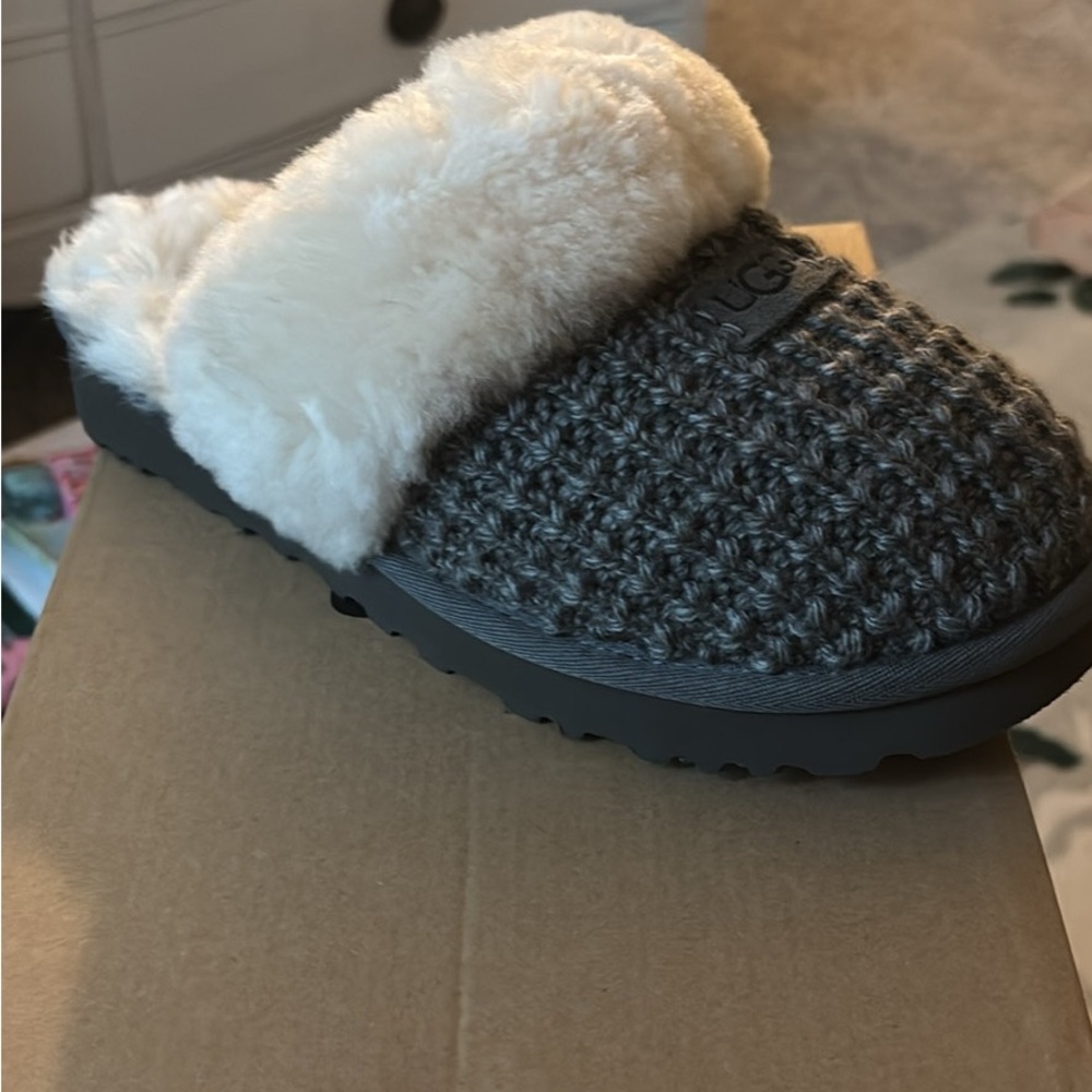 ** UGG COZY SLIPPERS